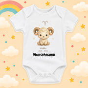 Personalisierter Babybody Widder Sternzeichen mit Wunschname Weißer Kurzarm Baby Body aus Baumwolle – Geschenk zur Geburt, Taufe, Babyparty für Jungen & Mädchen