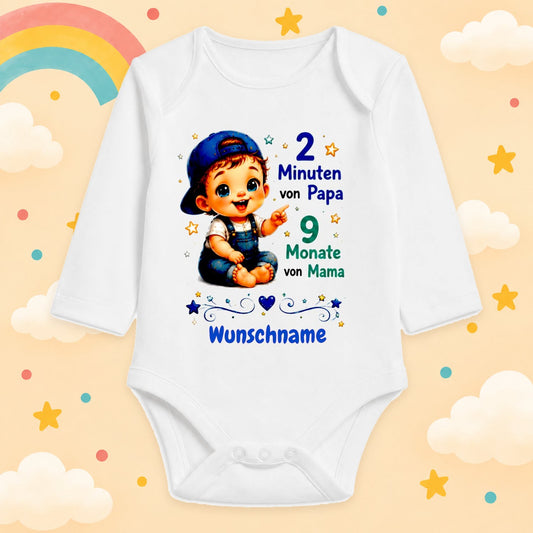Babybody Personalisiert Junge Motiv & Spruch 2 Minuten von Papa 9 Monate von Mama Individuell bedruckt mit Wunschname Baumwolle weiß langarm Geschenk zur Geburt, Taufe & Babyparty