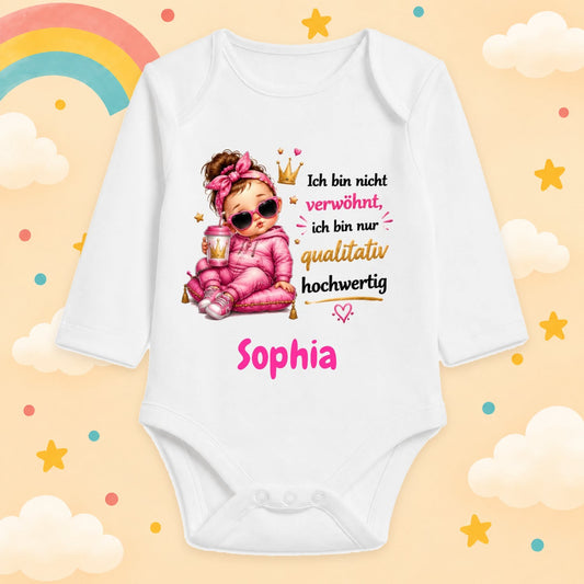 Babybody Mädchen personalisiert mit Wunschname Motiv & Spruch Nicht verwöhnt nur qualitativ hochwertig Individuell bedruckt langarm Baumwolle weiß Geschenk zur Geburt, Taufe & Babyparty