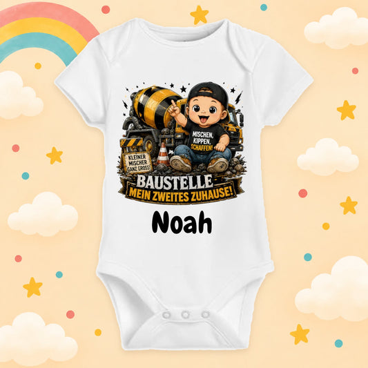 Babybody personalisiert Baustelle mit Wunschname Mein zweites Zuhause Weißer Kurzarm Baby Body aus Baumwolle mit Bagger Motiv Geschenk zur Geburt, Babyparty, Taufe