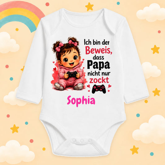 Babybody Mädchen personalisiert mit Wunschname Motiv & Spruch Der Beweis dass Papa nicht nur zockt Individuell bedruckt langarm Baumwolle weiß Geschenk zur Geburt, Taufe & Babyparty