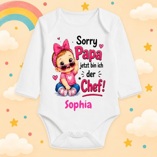 Babybody Mädchen personalisiert mit Wunschname Motiv & Spruch Sorry Papa jetzt bin ich der Chef Individuell bedruckt langarm Baumwolle weiß Geschenk zur Geburt, Taufe & Babyparty