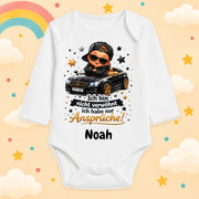 Babybody Personalisiert Junge Auto Motiv & Spruch Ich bin nicht verwöhnt Individuell bedruckt mit Wunschname Baumwolle weiß langarm Geschenk zur Geburt, Taufe & Babyparty
