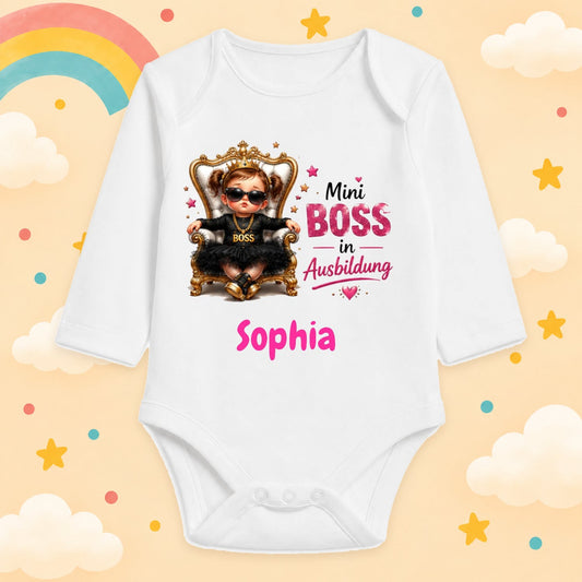 Babybody Mädchen personalisiert mit Wunschname Motiv & Spruch Mini Boss in Ausbildung Individuell bedruckt langarm Baumwolle weiß Geschenk zur Geburt, Taufe & Babyparty