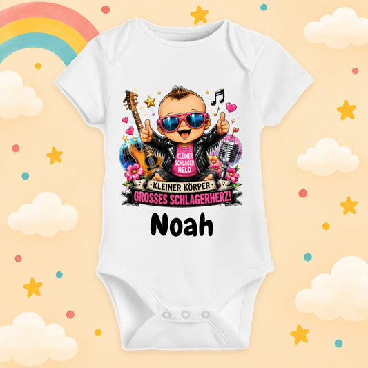Babybody Personalisiert Schlager Motiv & Spruch Kleiner Körper großes Schlagerherz Individuell bedruckt mit Wunschname Baumwolle Geschenk zur Geburt, Taufe & Babyparty