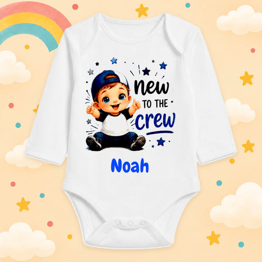 Babybody Personalisiert Junge Motiv & Spruch New to the Crew Individuell bedruckt mit Wunschname Baumwolle weiß langarm Geschenk zur Geburt, Taufe & Babyparty