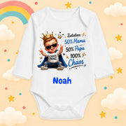Babybody Personalisiert Junge Motiv & Spruch Zutaten 50% Mama 50% Papa 100% Chaos Individuell bedruckt mit Wunschname Baumwolle weiß langarm Geschenk zur Geburt, Taufe & Babyparty