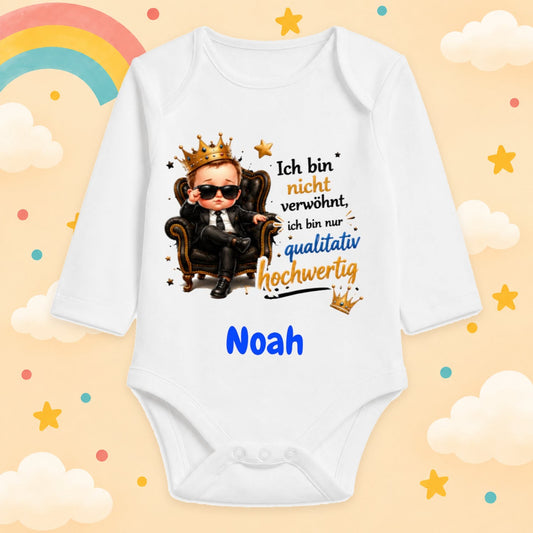 Babybody Personalisiert Junge Motiv & Spruch Ich bin nicht verwöhnt Individuell bedruckt mit Wunschname Baumwolle weiß langarm Geschenk zur Geburt, Taufe & Babyparty