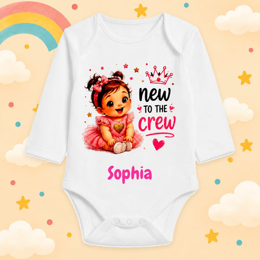 Babybody Mädchen personalisiert mit Wunschname Motiv & Spruch New to the Crew Individuell bedruckt langarm Baumwolle weiß Geschenk zur Geburt, Taufe & Babyparty