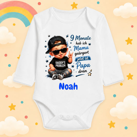 Babybody Personalisiert Junge Motiv & Spruch 9 Monate hab ich Mama geärgert Individuell bedruckt mit Wunschname Baumwolle weiß langarm Geschenk zur Geburt, Taufe & Babyparty