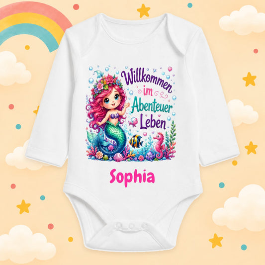 Babybody Mädchen personalisiert mit Wunschname Meerjungfrau Motiv & Spruch Willkommen im Abenteuer Leben Individuell bedruckt langarm Baumwolle weiß Geschenk zur Geburt, Taufe & Babyparty