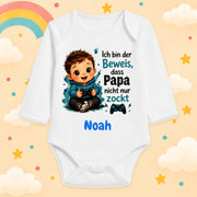 Babybody Personalisiert Junge Motiv & Spruch Ich bin der Beweis dass Papa nicht nur zockt Individuell bedruckt mit Wunschname Baumwolle weiß langarm Geschenk zur Geburt, Taufe & Babyparty