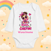 Personalisierter Babybody Mädchen Langarm mit Wunschname – Klein aber schon Chefin – Lustiger Mini Boss Baby Body mit Name – Süßes Geschenk zur Geburt & Babyparty