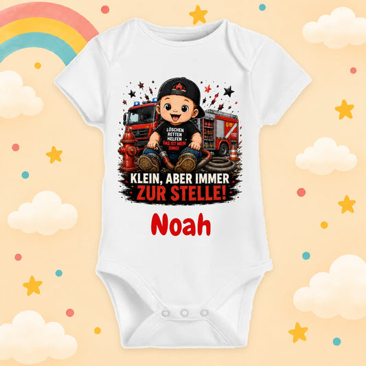 Babybody personalisiert Feuerwehr Motiv mit Wunschname Klein aber immer zur Stelle Weißer Kurzarm Baby Body aus Baumwolle Geschenk zur Geburt, Babyparty, Taufe
