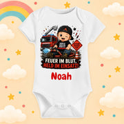 Babybody personalisiert Feuerwehr Motiv mit Wunschname Feuer im Blut Held im Einsatz Weißer Kurzarm Baby Body aus Baumwolle Geschenk zur Geburt, Babyparty, Taufe