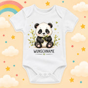 Babybody Motiv Panda personalisiert mit Wunschname unisex Individuell bedruckt kurzarm Baumwolle weiß süßes Tiermotiv Geschenk zur Geburt, Taufe & Babyparty