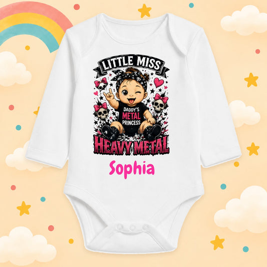 Babybody Mädchen personalisiert mit Name Langarm Rock & Metal Baby Body mit Wunschname Rocker Baby Geschenk zur Geburt, Little Miss Heavy Metal