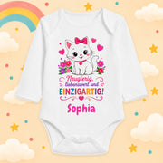 Babybody Mädchen personalisiert mit Wunschname Katze Motiv & Spruch Neugierig liebenswert und einzigartig Individuell bedruckt langarm Baumwolle weiß Geschenk zur Geburt, Taufe & Babyparty