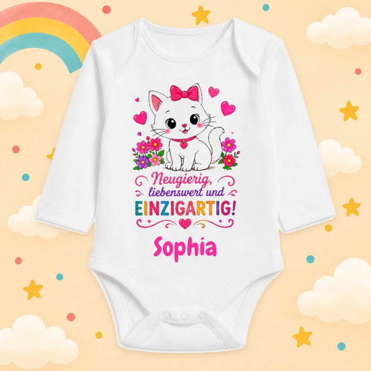 Babybody Mädchen personalisiert mit Wunschname Katze Motiv & Spruch Neugierig liebenswert und einzigartig Individuell bedruckt langarm Baumwolle weiß Geschenk zur Geburt, Taufe & Babyparty