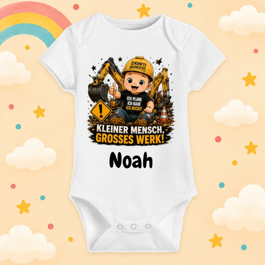 Babybody personalisiert Baustelle mit Wunschname Kleiner Mensch großes Werk Weißer Kurzarm Baby Body aus Baumwolle mit Bagger Motiv Geschenk zur Geburt, Babyparty, Taufe