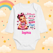 Babybody Mädchen personalisiert mit Wunschname Motiv & Spruch 9 Monate hab ich Mama geärgert Individuell bedruckt langarm Baumwolle weiß Geschenk zur Geburt, Taufe & Babyparty