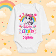 Babybody Mädchen personalisiert mit Wunschname Katze Motiv & Spruch Klein aber voller Liebe Individuell bedruckt langarm Baumwolle weiß Geschenk zur Geburt, Taufe & Babyparty