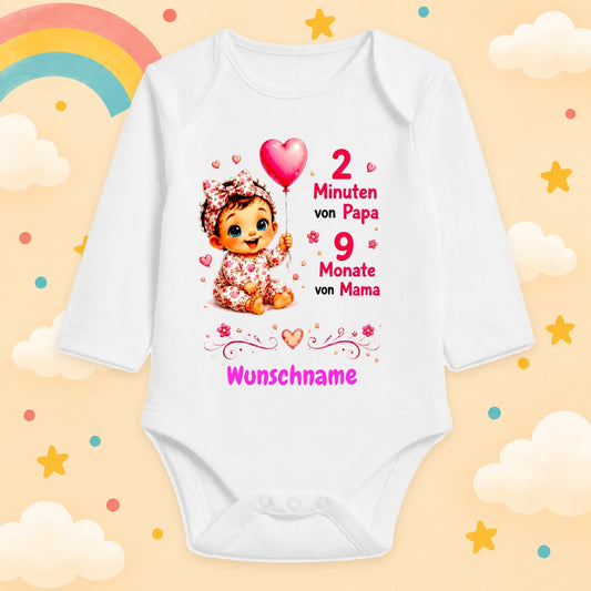 Babybody Mädchen personalisiert mit Wunschname Motiv & Spruch 2 Minuten von Papa 9 Monate von Mama Individuell bedruckt langarm Baumwolle weiß Geschenk zur Geburt, Taufe & Babyparty