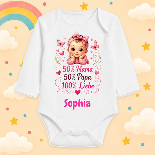 Babybody Mädchen personalisiert mit Wunschname Motiv & Spruch 50% Mama 50% Papa 100% Liebe Individuell bedruckt langarm Baumwolle weiß Geschenk zur Geburt, Taufe & Babyparty