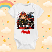 Babybody personalisiert Feuerwehr Motiv mit Wunschname Kleiner Held großes Herz Weißer Kurzarm Baby Body aus Baumwolle Geschenk zur Geburt, Babyparty, Taufe