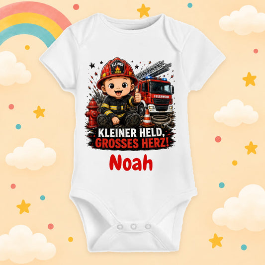 Babybody personalisiert Feuerwehr Motiv mit Wunschname Kleiner Held großes Herz Weißer Kurzarm Baby Body aus Baumwolle Geschenk zur Geburt, Babyparty, Taufe
