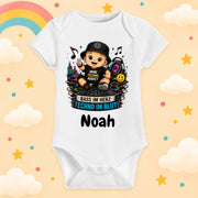 Babybody Personalisiert Techno Junge Motiv & Spruch Bass im Herz Techno im Blut Individuell bedruckt mit Wunschname Baumwolle Geschenk zur Geburt, Taufe & Babyparty