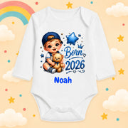 Babybody Personalisiert Junge Motiv & Spruch Born 2026 Individuell bedruckt mit Wunschname Baumwolle weiß langarm Geschenk zur Geburt, Taufe & Babyparty