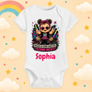 Babybody Personalisiert Techno Mädchen Motiv & Spruch Wickeln kann warten Individuell bedruckt mit Wunschname Baumwolle Geschenk zur Geburt, Taufe & Babyparty
