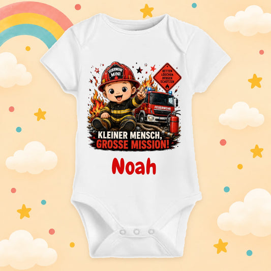 Babybody personalisiert Feuerwehr Motiv mit Wunschname Kleiner Mensch große Mission Weißer Kurzarm Baby Body aus Baumwolle Geschenk zur Geburt, Babyparty, Taufe