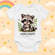 Babybody Motiv Waschbär personalisiert mit Wunschname unisex Individuell bedruckt kurzarm Baumwolle weiß süßes Tiermotiv Geschenk zur Geburt, Taufe & Babyparty