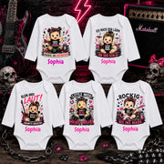 Babybody Mädchen personalisiert mit Name Langarm Rock & Metal Baby Body mit Wunschname Rocker Baby Geschenk zur Geburt, Ich mach den Lärm – Produktansicht 2