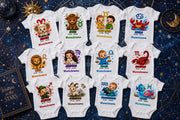 Babybody Sternzeichen Personalisiert mit Wunschname Weißer Kurzarm Baby Body aus Baumwolle – Geschenk zur Geburt, Taufe, Babyparty unisex für Jungen & Mädchen, Schütze – Produktansicht 2