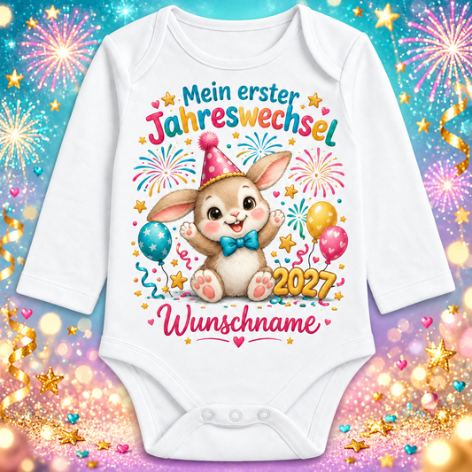Babybody Langarm – Mein erster Jahreswechsel – Hase mit Wunschname – festlicher Silvester-Hintergrund