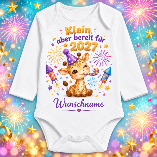 Babybody Langarm – Klein, aber bereit für 2027 – Giraffe mit Wunschname – festlicher Silvester-Hintergrund