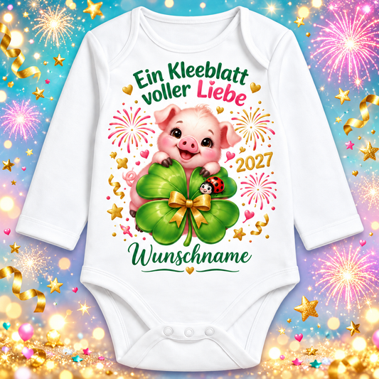 Babybody Langarm – Ein Kleeblatt voller Liebe – Ferkel mit Kleeblatt mit Wunschname – festlicher Silvester-Hintergrund