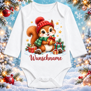 Personalisierter Langarm-Babybody mit Eichhörnchen und Wunschname – Winter-Hintergrund