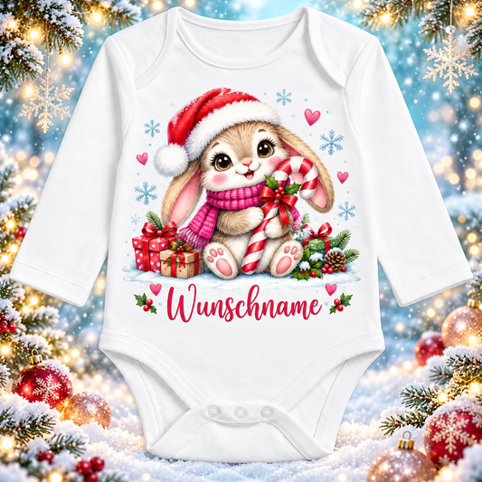 Personalisierter Langarm-Babybody mit Hase und Wunschname – Winter-Hintergrund