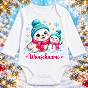 Personalisierter Langarm-Babybody mit Robbe und Wunschname – Winter-Hintergrund