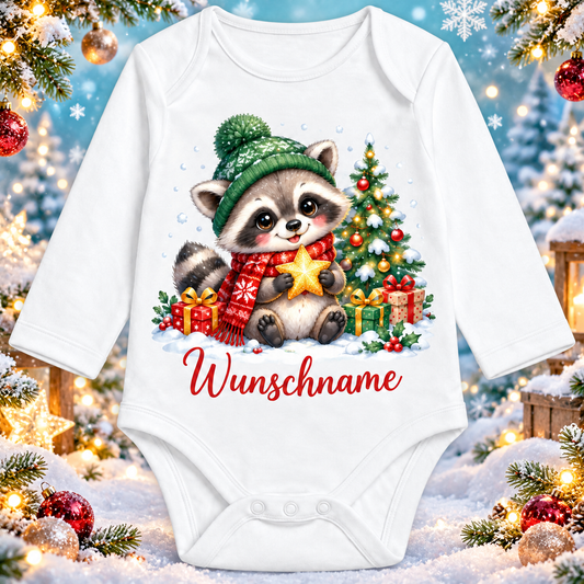 Personalisierter Langarm-Babybody mit Waschbär und Wunschname – Winter-Hintergrund