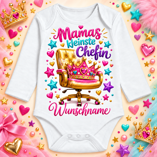 Personalisierter Langarmbody Mamas kleinste Chefin mit buntem Hintergrund