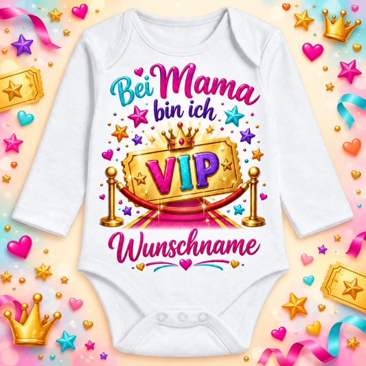 Bei Mama bin ich VIP – Langarmbody mit Wunschname und Hintergrund