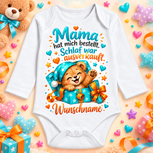 Mama hat mich bestellt. Schlaf war ausverkauft. – Langarmbody mit Wunschname und Hintergrund