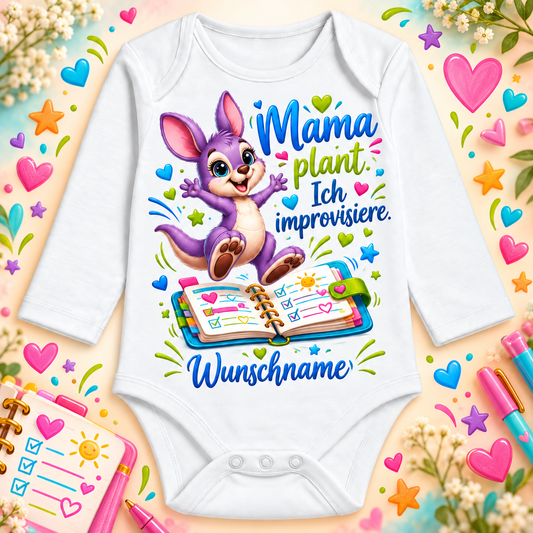 Mama plant. Ich improvisiere. – Langarmbody mit Wunschname und Hintergrund