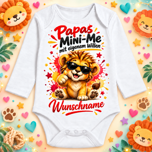 Papas Mini-Me mit eigenem Willen – Langarmbody mit Wunschname und Hintergrund