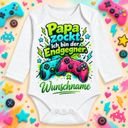 Papa zockt. Ich bin der Endgegner. – Langarmbody mit Wunschname und Hintergrund